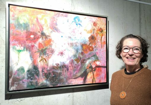 20251103_Iris Raepple vor ihrem Kunstwerk