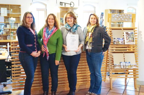 Mitarbeiterinnen des Chiemsee-Alpenland-Infocenters mit neuer Urkunde-©Chiemsee-Alpenland Tourismus (2)