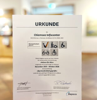 neue Urkunde für Chiemsee-Alpenland-Infocenter-©Chiemsee-Alpenland Tourismus