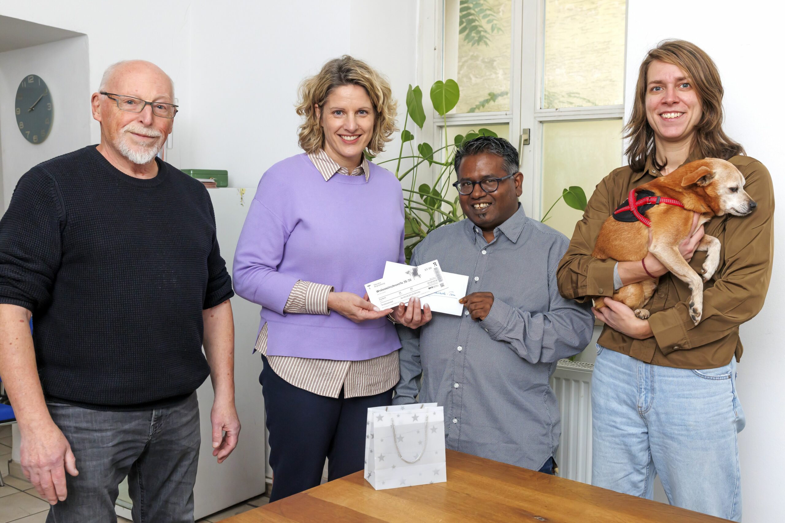 REG-Geschenke-f-r-das-Donaustrudl-Team