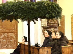 1Schwestern mit Äbtissin