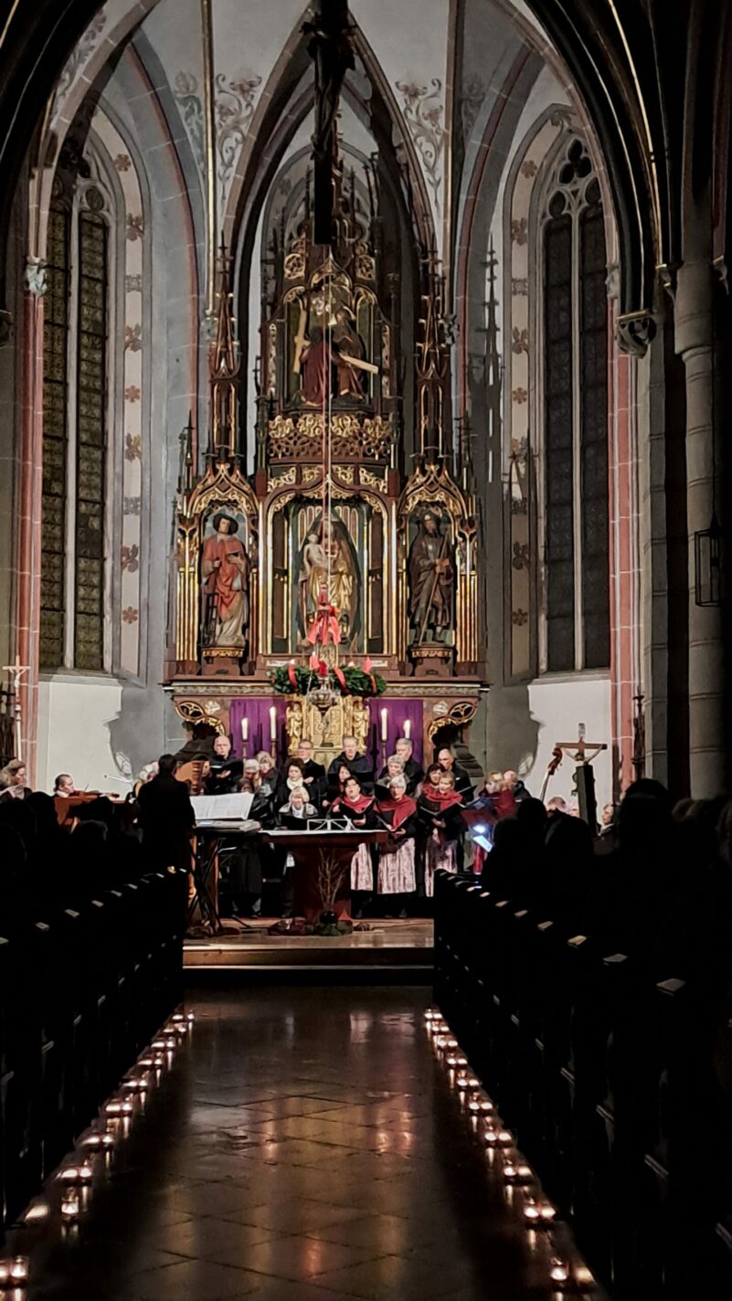 20251214_viele Kerzen entlang des Mittelganges..