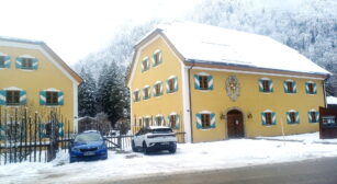 HKMBezirksversGebäudeaußen12.25