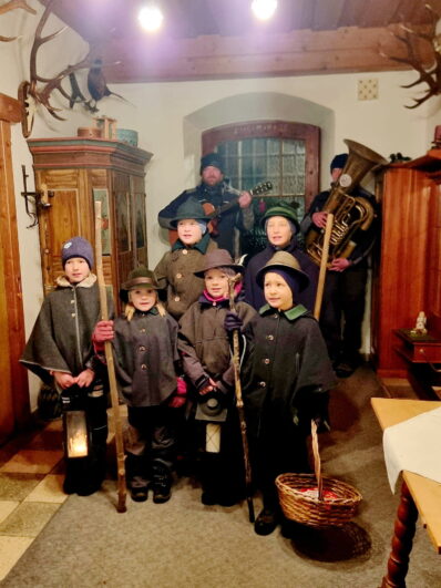 Klöpflkinder mit Musikbegleitung