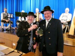 Sepp Lausch -links- Veranstalterglocke an Hans Breitwieser