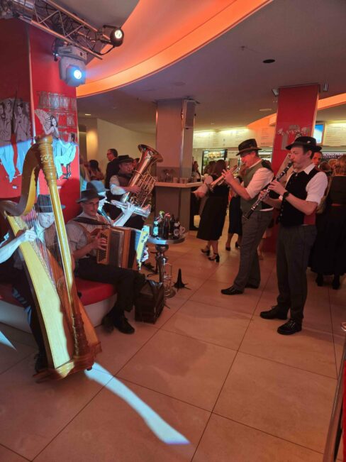 01_Oide Wiesn Bürgerball 2026 (Rottauer Tanzlmusi im Foyer)