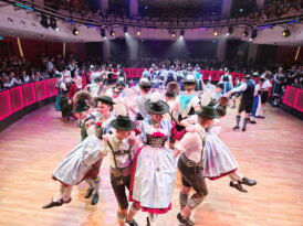 06_Oide Wiesn Bürgerball 2026 (Repräsentantentanz_Mühlradlfigur chiemgauerischer Kreis)