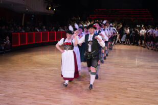 13_Oide Wiesn Bürgerball 2026 (Ausmarsch der Repräsentantenpaare)
