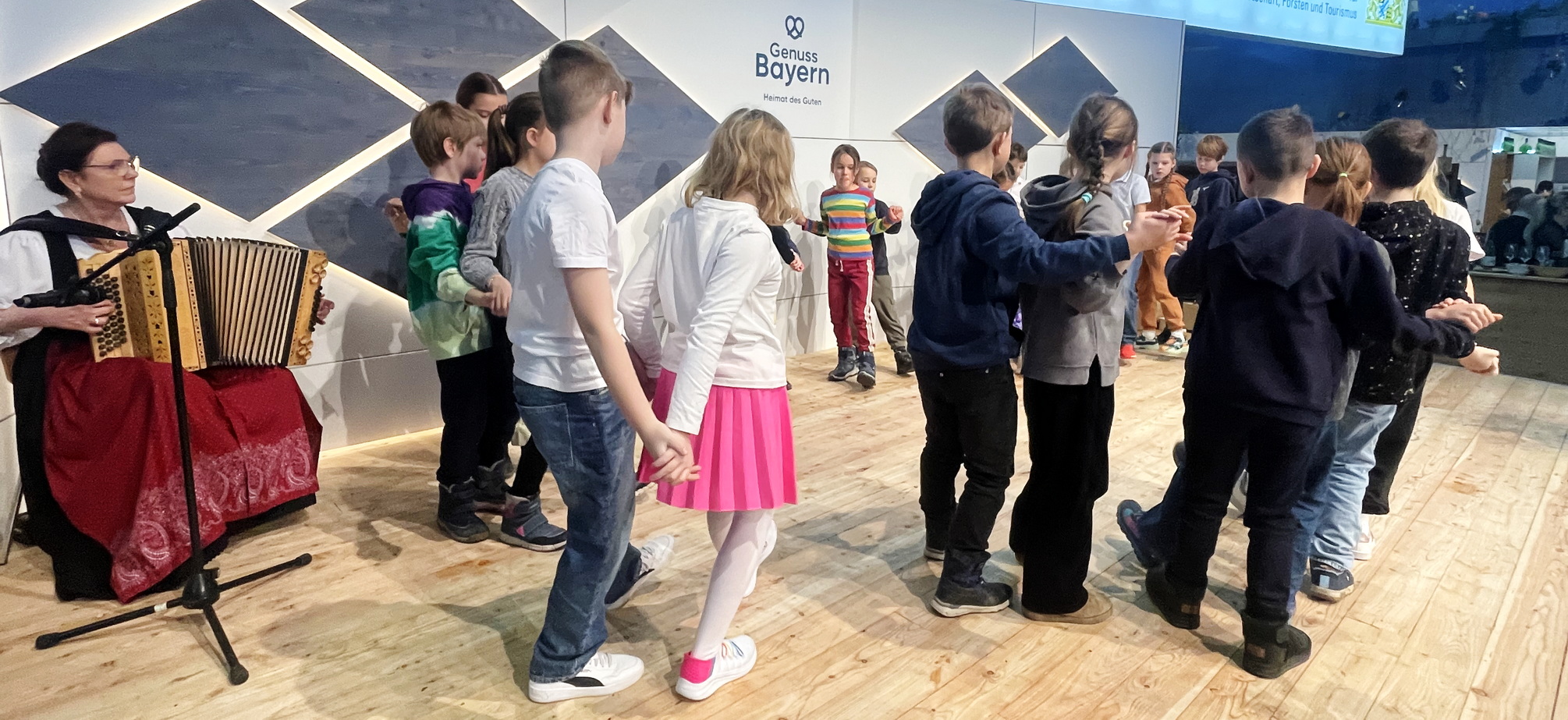 Berliner-Europa-Sch-ler-tanzen-in-Bayernhalle