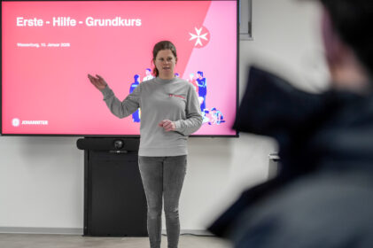 260110 - OBB-SO_Trainerin_Sarah_Wesselbaum_begrüßt_zum_ersten_Kurs_Foto_Gerhard_Bieber.jpg