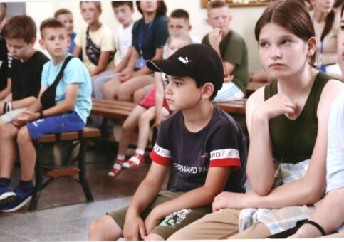 Kinder warten in Schutzräumen auf Entwarnung