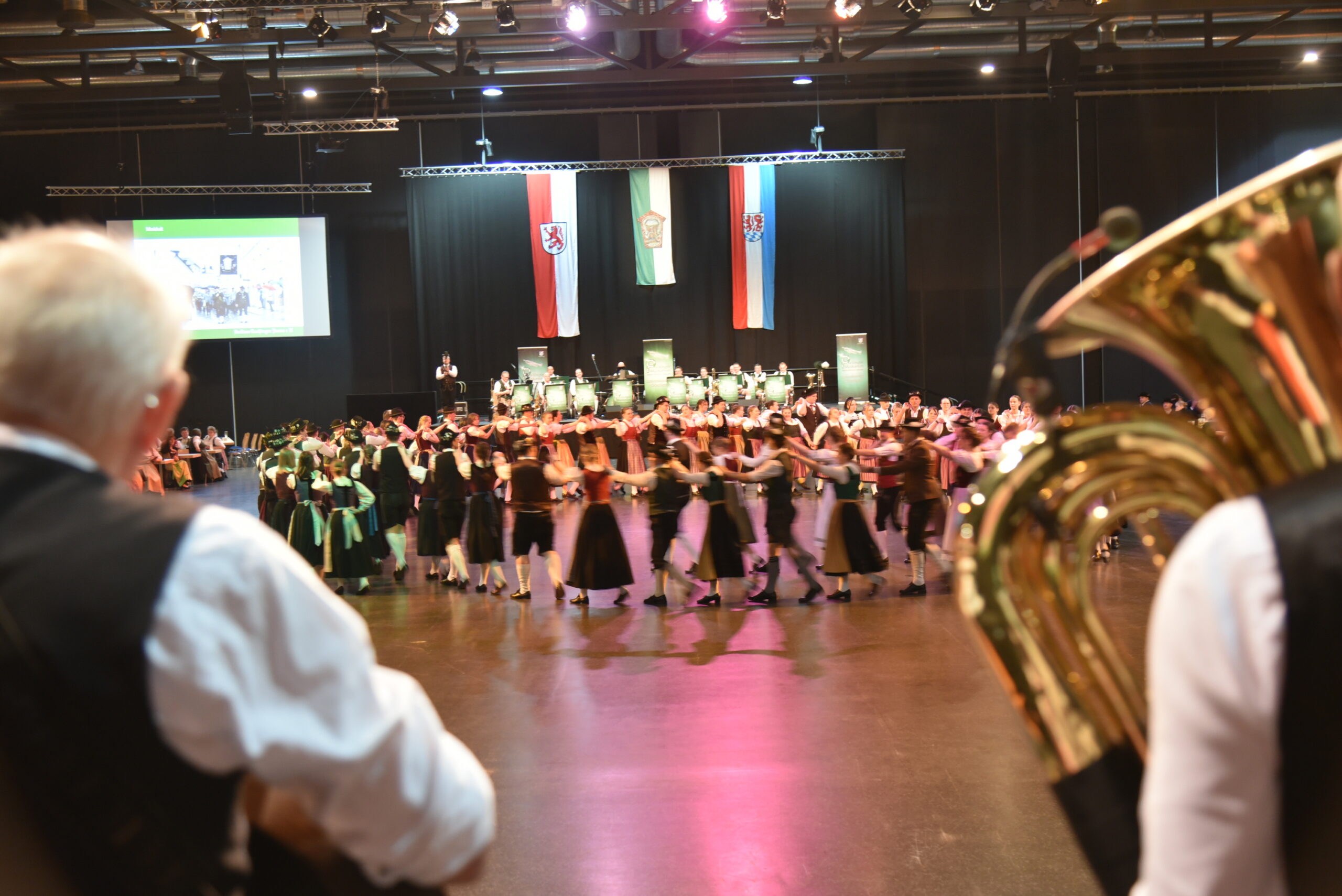 -Ball-der-Tracht-beim-Dreifl-ssegau
