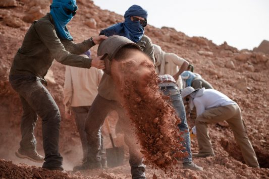 Das Team um Dr. Nizar Ibrahim gräbt über 30 Schwanzwirbel vom Spinosaurus an derselben Fundstelle aus