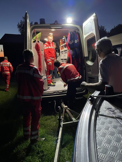 Kollegen unterschiedlicher Notfalleinheiten beim Erfahrungsaustausch