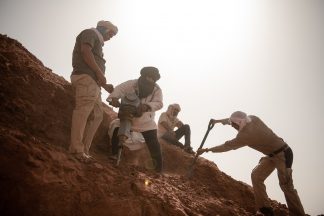 Das Team um Dr. Nizar Ibrahim gräbt über 30 Schwanzwirbel vom Spinosaurus an derselben Fundstelle aus