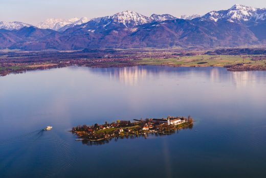 Blick auf Frauenchiemsee mit Abtei