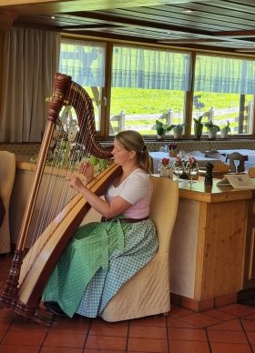 Wirtin Maria Radinger beim Harfenspiel