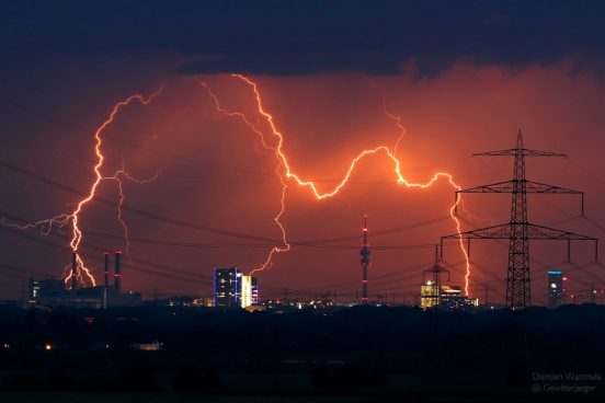 blitze_muenchen_olympiaturm_12juli2021_damianwarmula