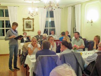 kl-1Blick in Versammlung