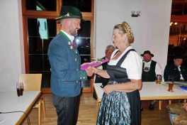 kl-1Jugendleiter Röger dankt Traudi Steiner