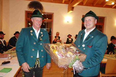 kl-2.Vorstand Konrad Huber dankt Gerhard Fischer